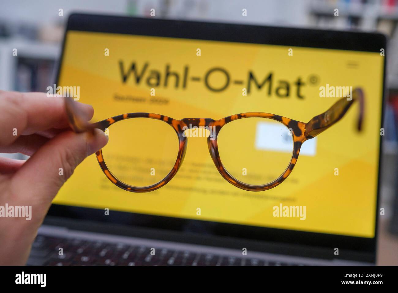 Laptop mit dem Wahl-o-Mat für die Landtagswahl in Sachsen 2024 *** laptop with the Wahl-o-Mat per le elezioni statali in Sassonia 2024 Nordrhein-Westfalen Deutschland, Germania GMS11597 Foto Stock