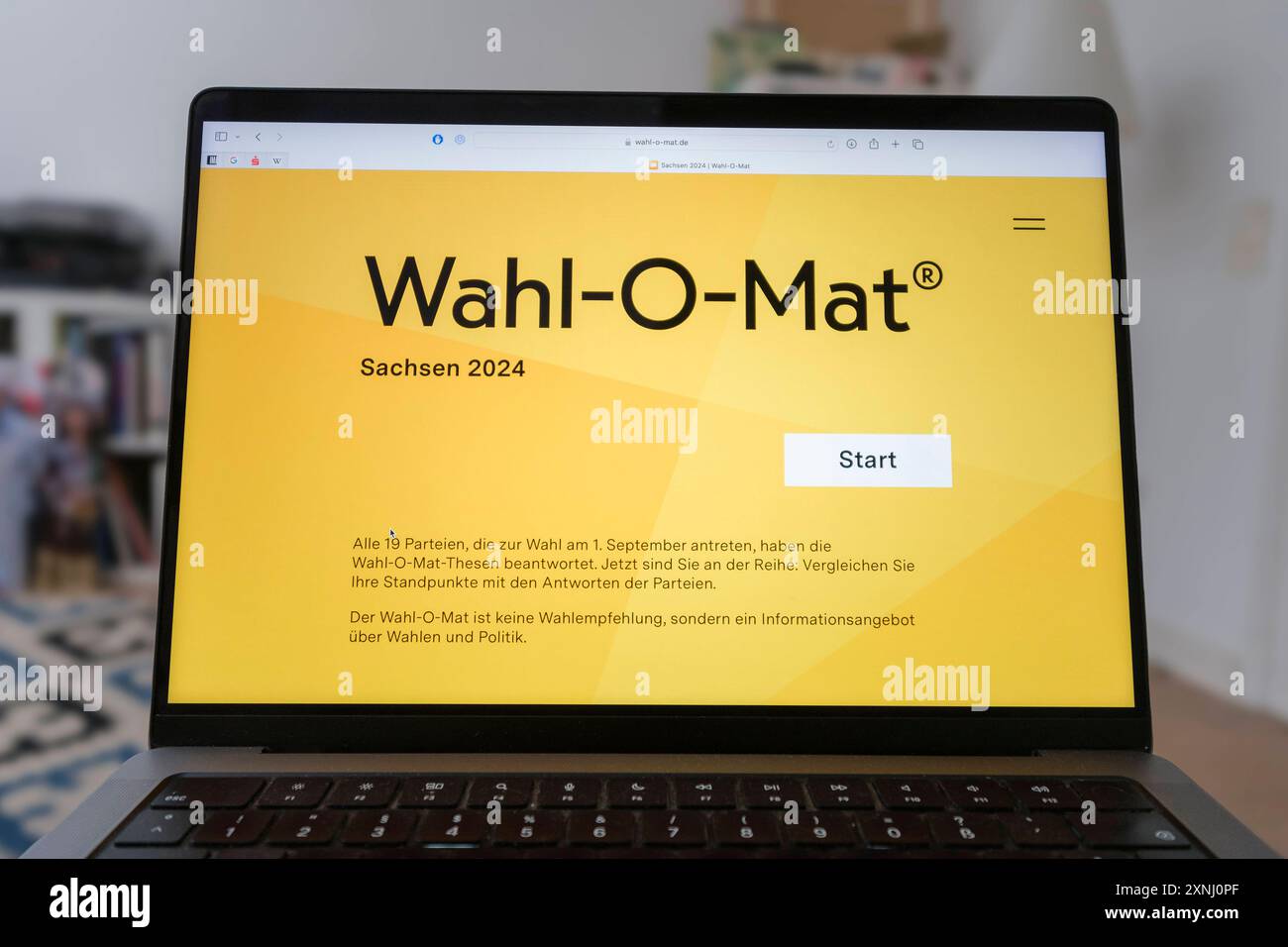 Laptop mit dem Wahl-o-Mat für die Landtagswahl in Sachsen 2024 *** laptop with the Wahl-o-Mat per le elezioni statali in Sassonia 2024 Nordrhein-Westfalen Deutschland, Germania GMS11591 Foto Stock