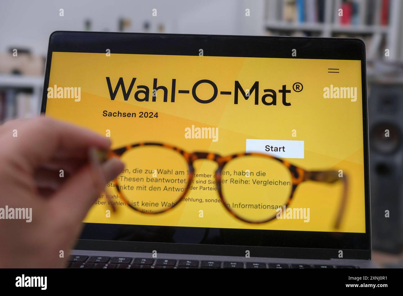 Laptop mit dem Wahl-o-Mat für die Landtagswahl in Sachsen 2024 *** laptop with the Wahl-o-Mat per le elezioni statali in Sassonia 2024 Nordrhein-Westfalen Deutschland, Germania GMS11598 Foto Stock