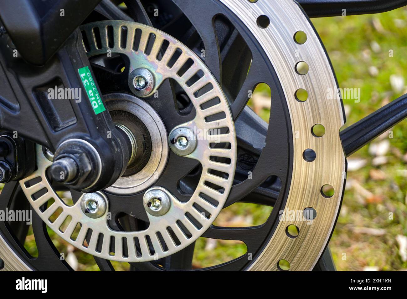 29 ottobre 2023 Eskisehir Turchia. Disco e rotore del freno per moto con vista ravvicinata abs Foto Stock