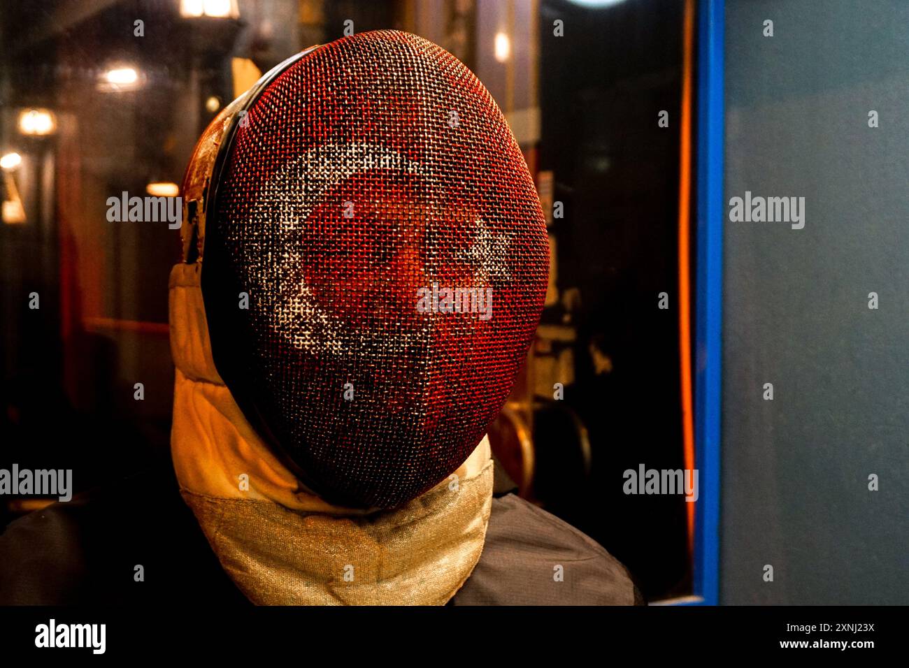 Maschera per schermature dipinta con colori della bandiera turca Vista ravvicinata Foto Stock