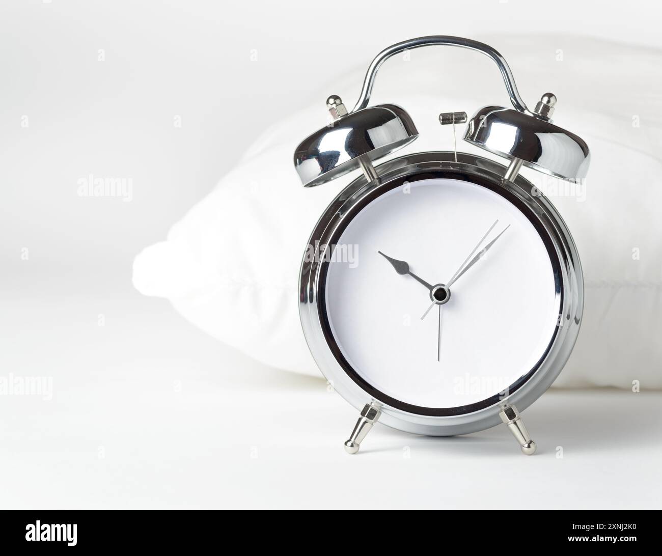 Sveglia e cuscino bianco Foto Stock