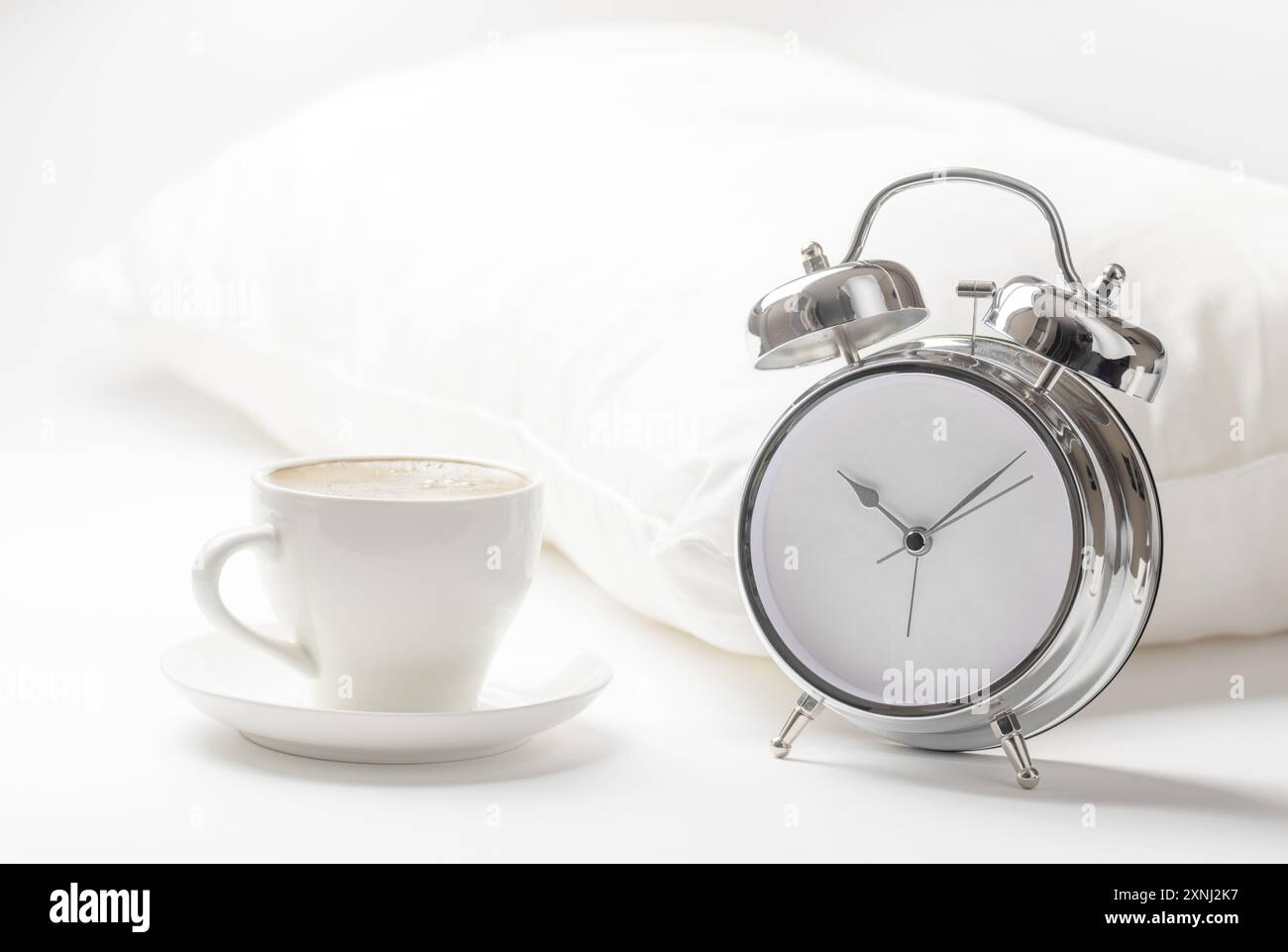 Tazza di caffè e sveglia Foto Stock