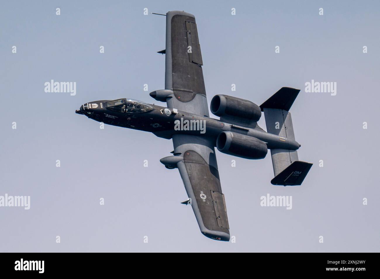 Il maggiore Lindsay "MAD" Johnson, comandante e pilota Della squadra dimostrativa A-10C Thunderbolt II, esegue una virata ad alto G durante il Water Follie Foto Stock