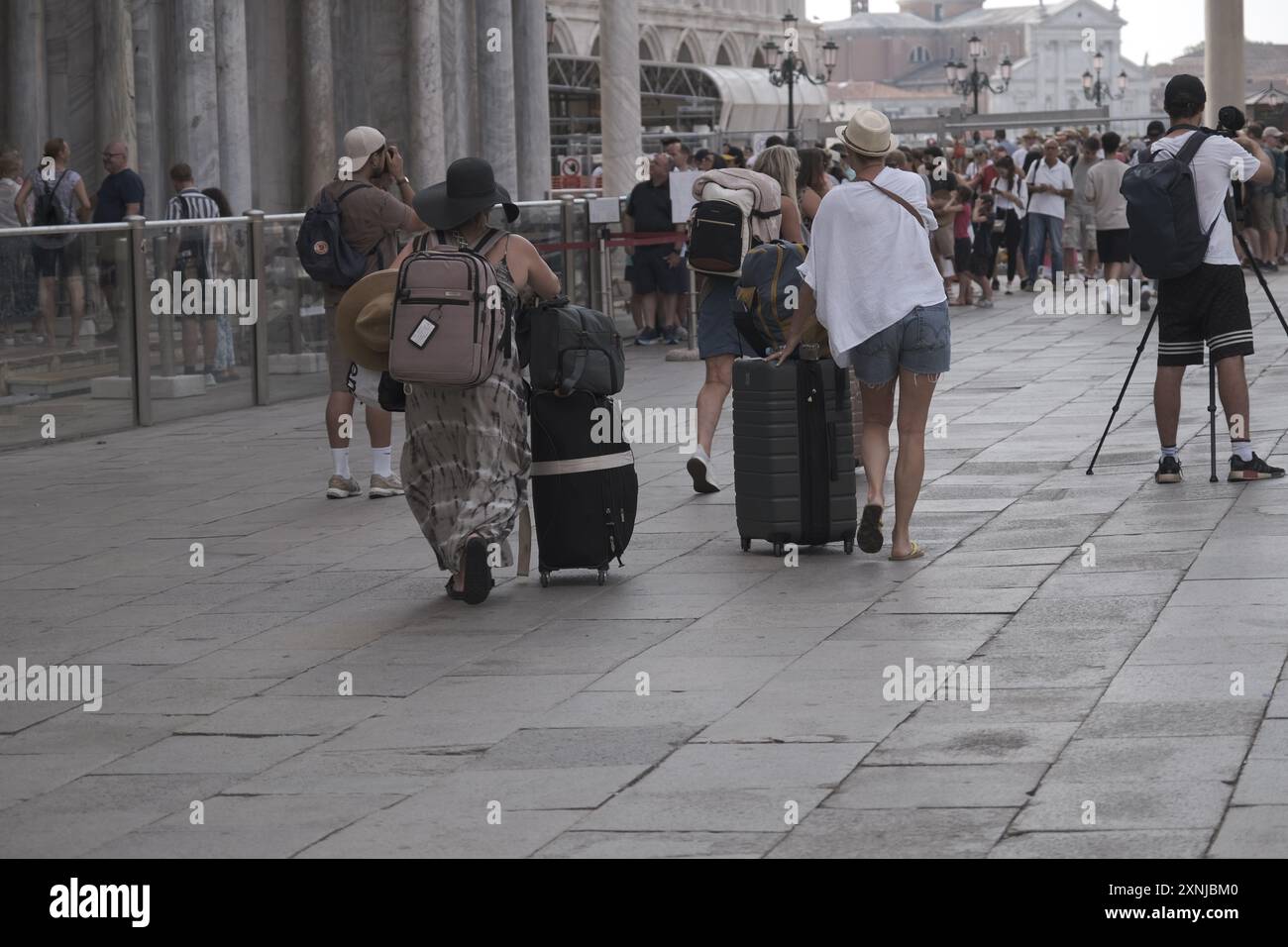 Venezia, Italia. 1 agosto 2024. È entrata in vigore la delibera del comune di Venezia, che dal 1° agosto limita l'accesso al centro storico dei gruppi ad un massimo di 25 persone - Venezia, news, giovedì 01 agosto 2024 (Elisa la Boria/LaPresse) credito: LaPresse/Alamy Live News Foto Stock