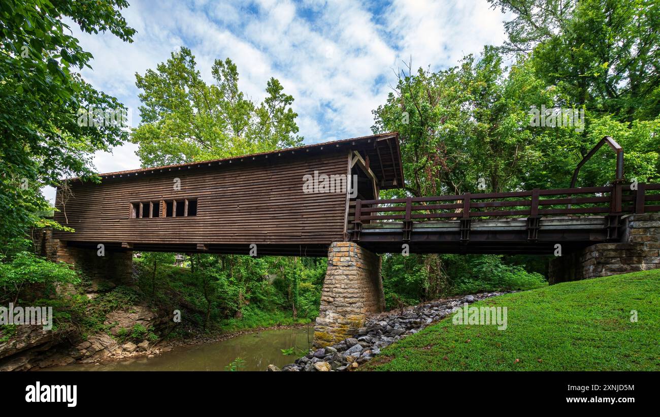 Sevierville, Tennessee, Stati Uniti - 23 luglio 2024: Paesaggio panoramico con il ponte coperto di Harrisburg nella contea rurale di Sevier, originariamente costruito Foto Stock