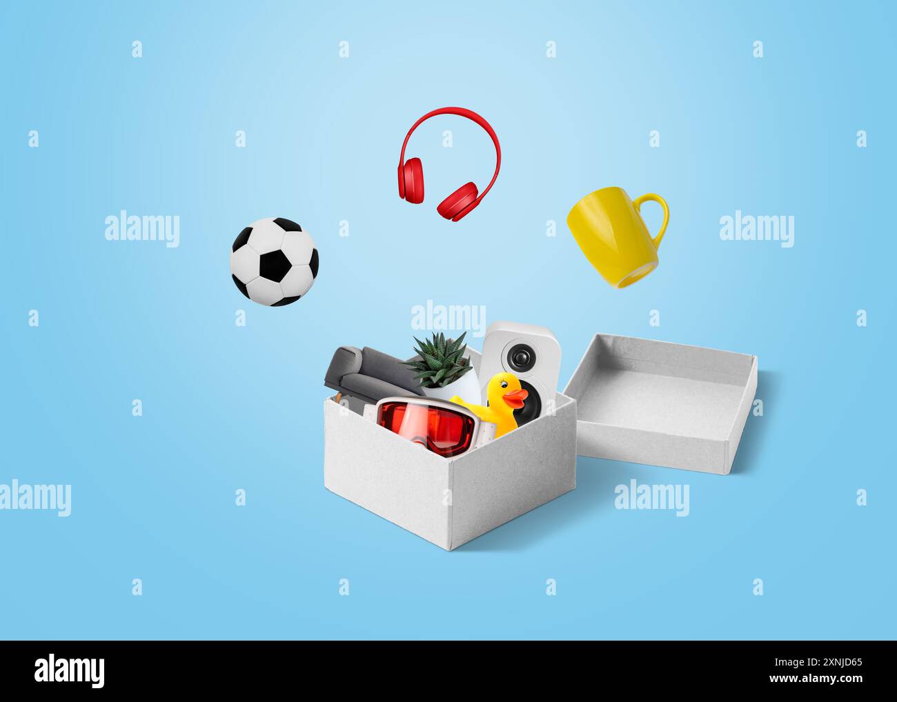 Confezione con prodotti come palla, tazza, cuffie, altoparlante, anatra, giocattolo e mobili. Concetto di consegna e shopping online Foto Stock