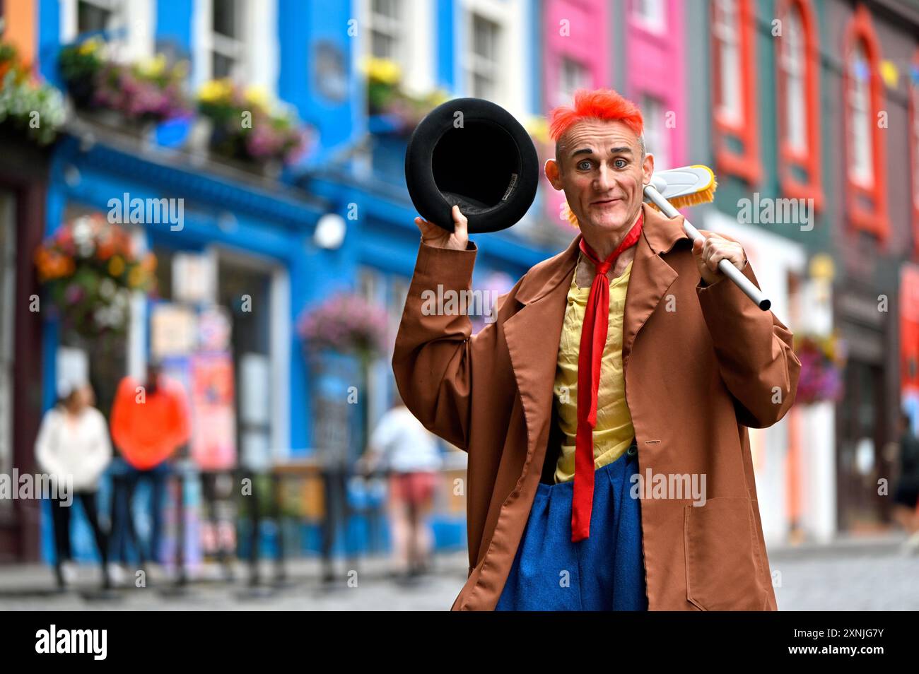 Edimburgo, Scozia, Regno Unito. 1 agosto 2024. Edinburgh Fringe: Il Massive Circus di Tweedy fa una deviazione lungo Victoria Street, mostrandosi all'Underbelly Circus Hub, Venue 360 dal 1 agosto Crediti: Craig Brown/Alamy Live News Foto Stock