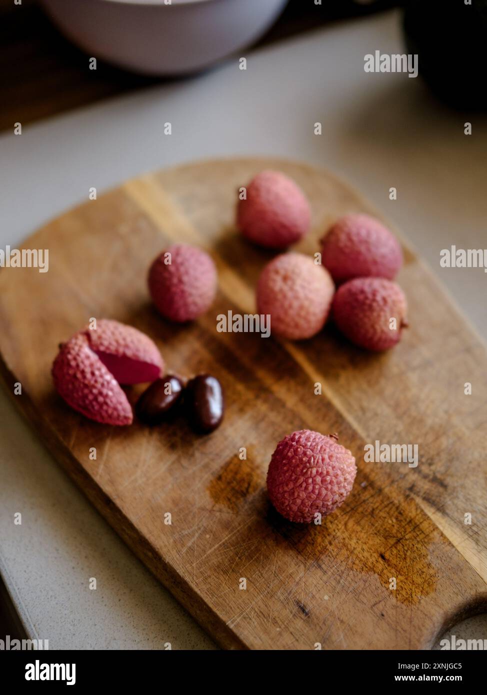 litchi su un tagliere Foto Stock