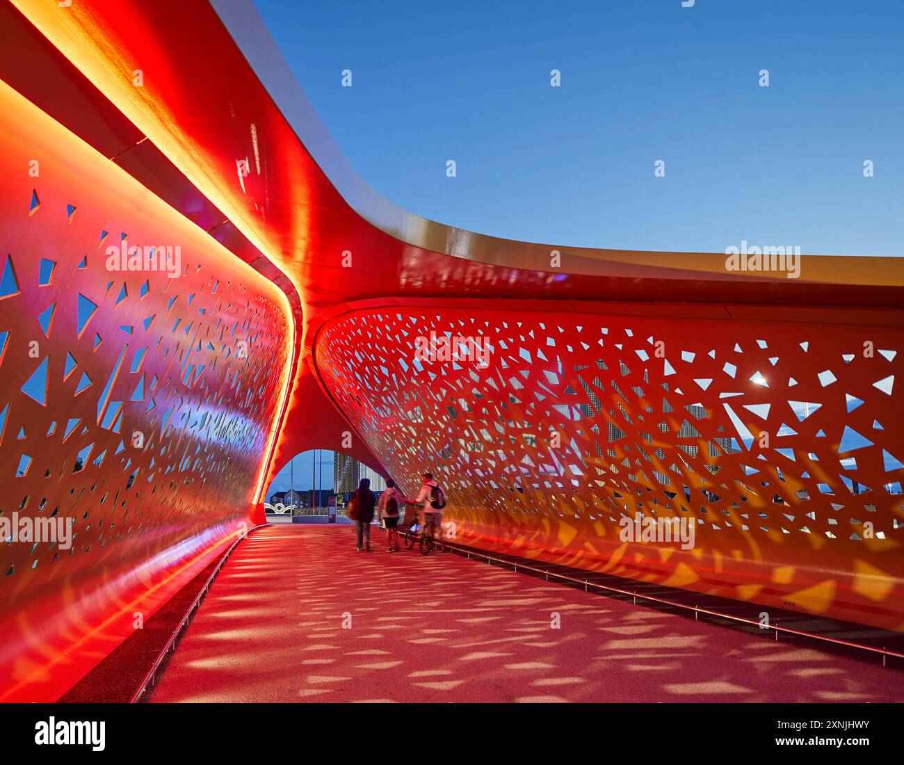 Tettuccio del ponte perforato illuminato. Swansea Arena e Copr Bay Bridge, Swansea, Regno Unito. Architetto: acme, 2024. Foto Stock