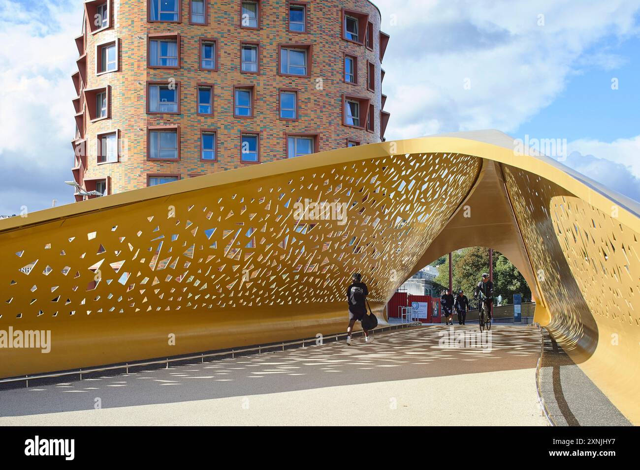 Giustapposizione di facciate. Swansea Arena e Copr Bay Bridge, Swansea, Regno Unito. Architetto: acme, 2024. Foto Stock