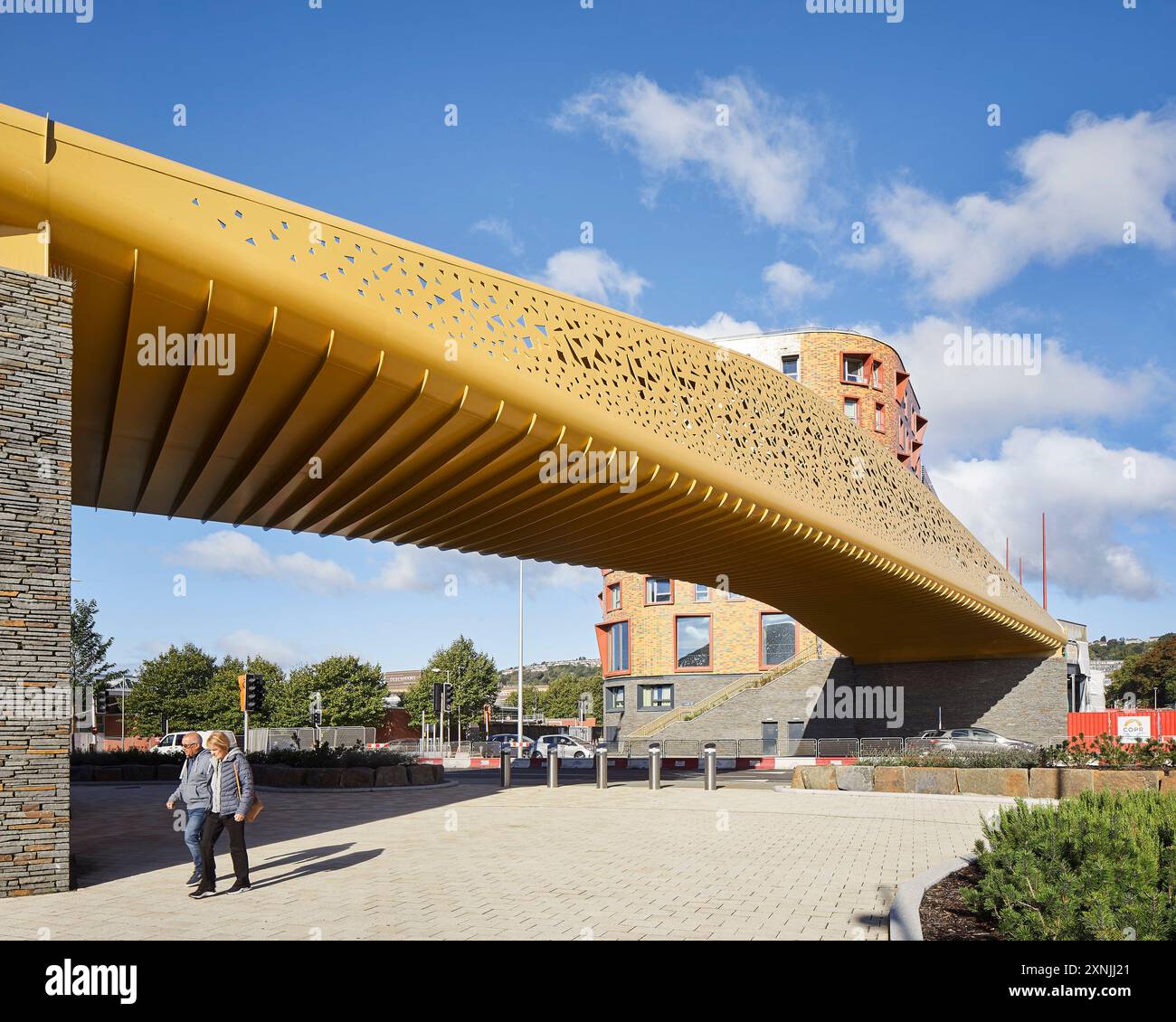 Copr Bay Bridge attraversando la strada. Swansea Arena e Copr Bay Bridge, Swansea, Regno Unito. Architetto: acme, 2024. Foto Stock