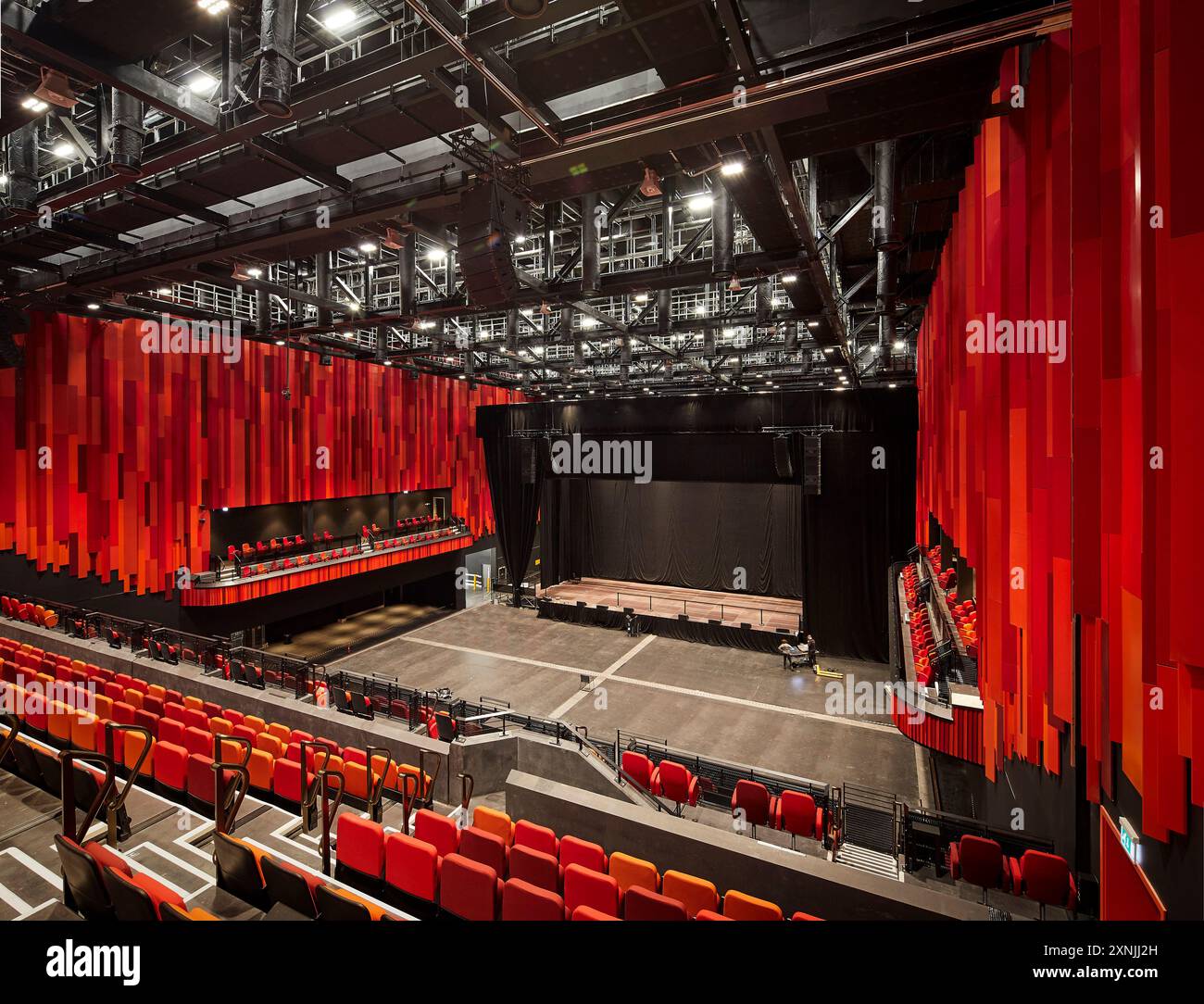 Interno dell'auditorium multifunzionale. Swansea Arena e Copr Bay Bridge, Swansea, Regno Unito. Architetto: acme, 2024. Foto Stock