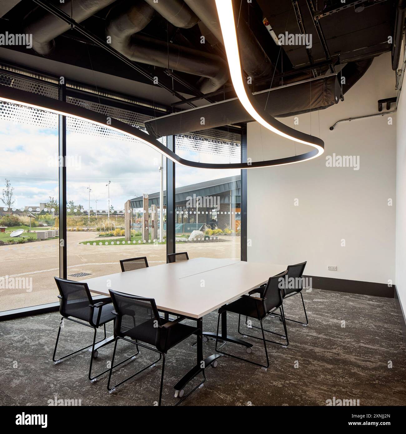Sala riunioni con vista sul regno pubblico. Swansea Arena e Copr Bay Bridge, Swansea, Regno Unito. Architetto: acme, 2024. Foto Stock