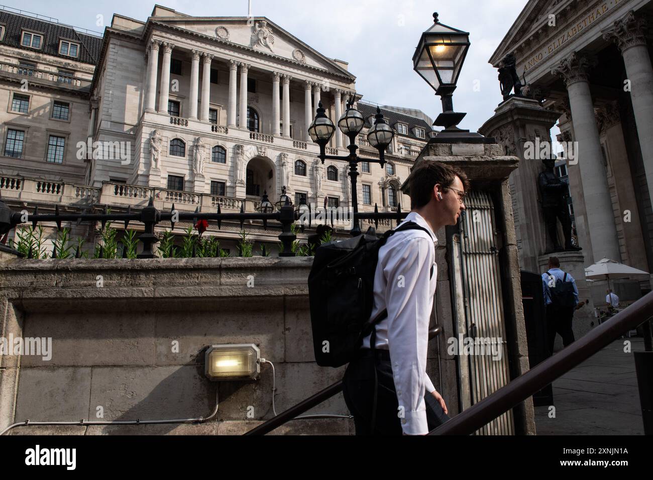 Londra, Inghilterra, Regno Unito. 1 agosto 2024. Una vista della storica Banca d'Inghilterra da Cornhill, situata nel cuore della City di Londra, catturata il giorno di una decisione fondamentale sui tassi di interesse. Si prevede che la Banca mantenga o riduca il tasso attuale del 5,25%, una decisione attentamente osservata dai mercati e dagli analisti finanziari sulla base di dati economici recenti. (Credit Image: © Thomas Krych/ZUMA Press Wire) SOLO PER USO EDITORIALE! Non per USO commerciale! Crediti: ZUMA Press, Inc./Alamy Live News Foto Stock