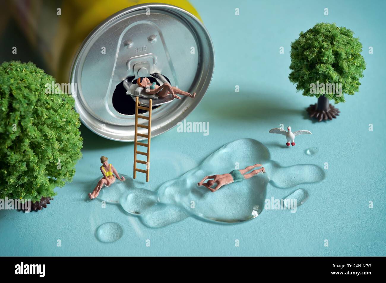 Persone astratte in miniatura a Beach su sfondo blu Foto Stock