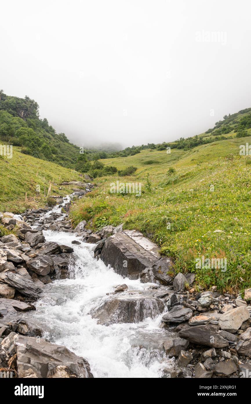 Paesaggio montano con torrente presso la Tectonic Arena Sardona vicino a Elm, Svizzera Foto Stock