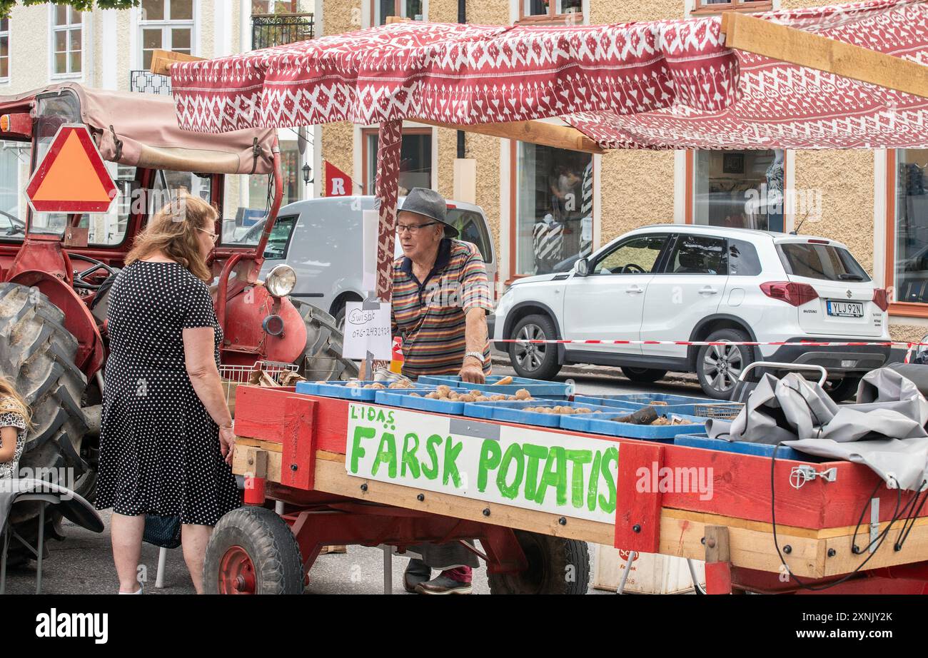 Il coltivatore di patate vende i suoi prodotti al mercato vegetale di Malmköping Foto Stock