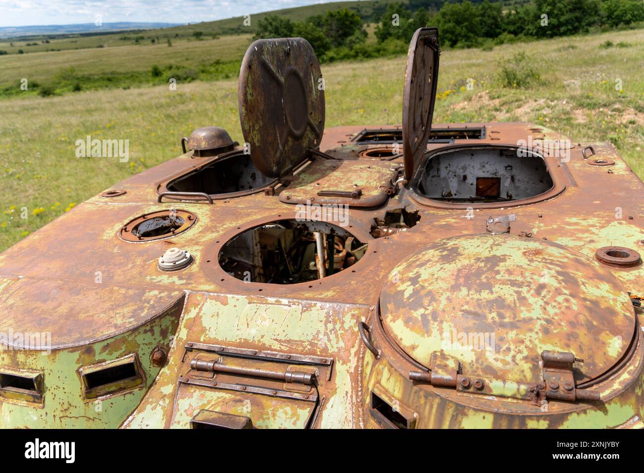 Rusty vecchio veicolo militare sovietico naufragato in un campo Foto Stock