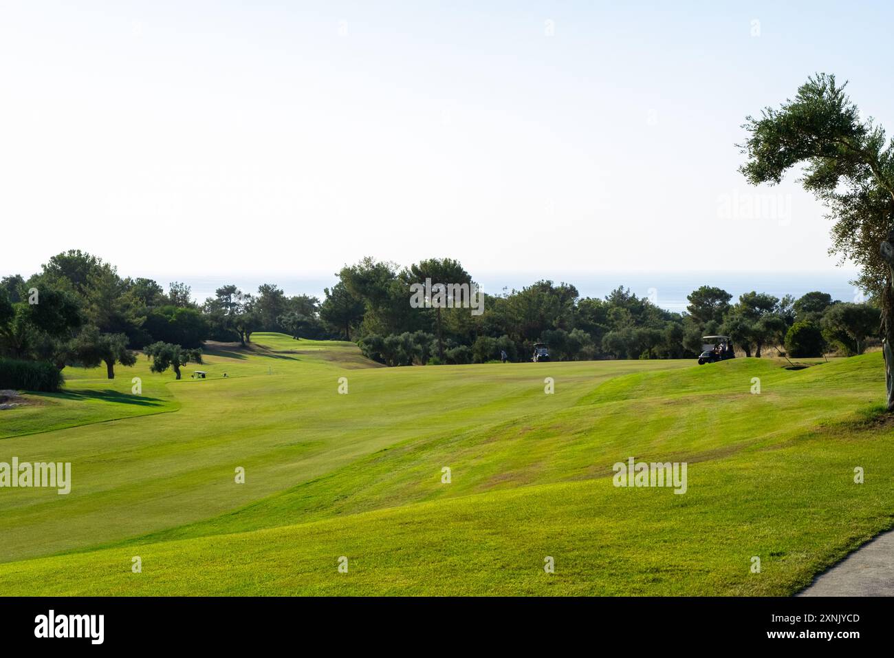 Kyrenia ,Cipro / 07.15.2024 : golfisti che praticano lo swing a Kyrenia Cyprus Foto Stock