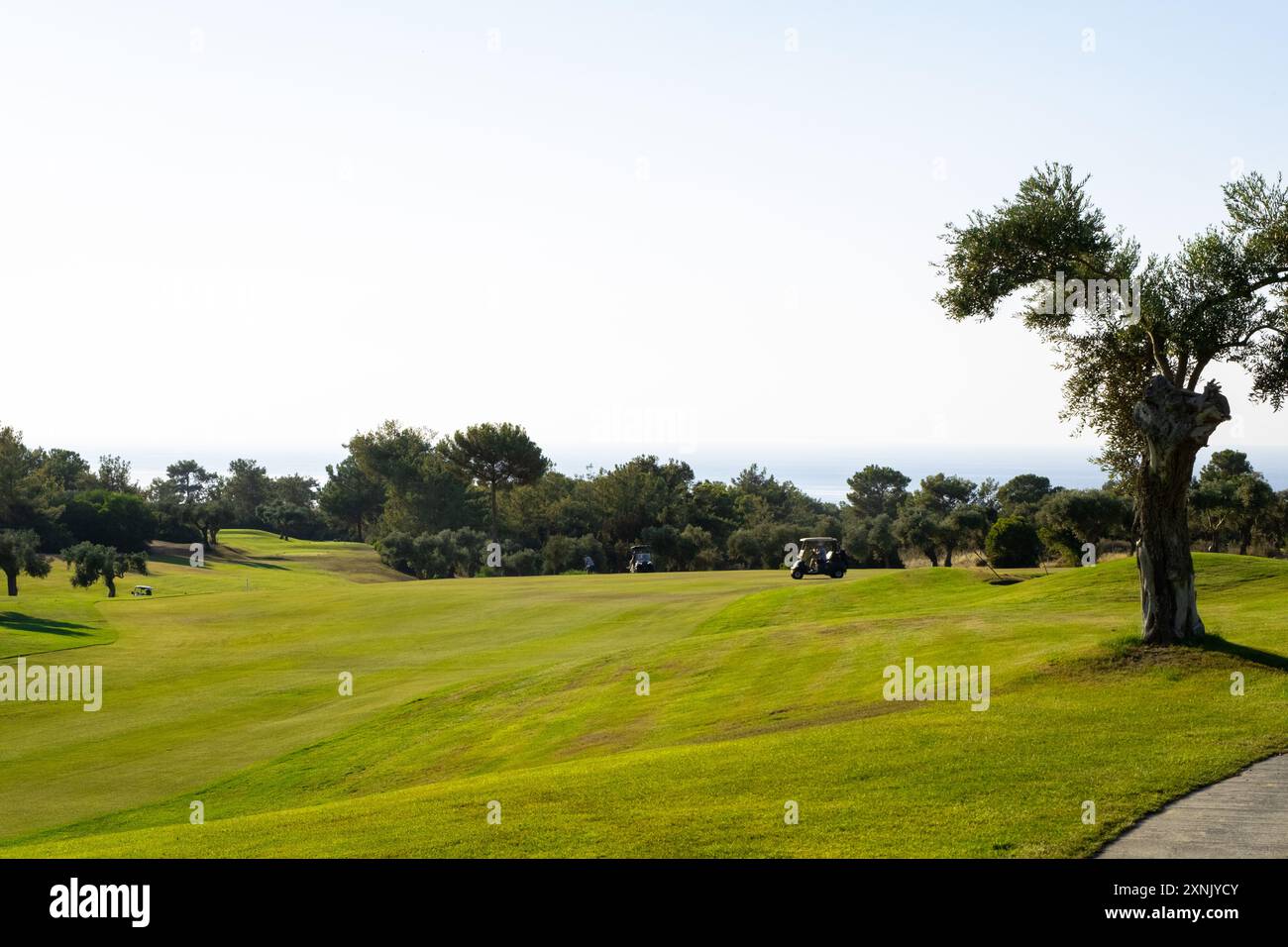 Kyrenia ,Cipro / 07.15.2024 : golfisti che praticano lo swing a Kyrenia Cyprus Foto Stock