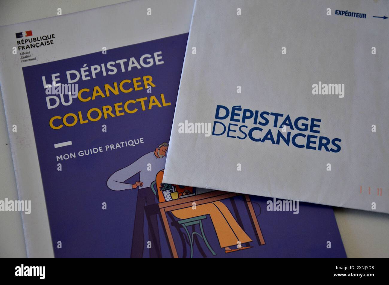 Marsiglia, Francia. 1 agosto 2024. Una busta di assicurazione sanitaria con le parole "screening del cancro" scritte su di esso è posta su un opuscolo della campagna di screening del cancro colorettale. Ogni 2 anni, lo screening organizzato per il cancro del colon-retto viene inviato a donne e uomini di età compresa tra i 50 e i 74 anni dall'assicurazione sanitaria (Assurance Maladie in francese) in Francia. Si basa su un test immunologico per cercare sanguinamento occulto nelle feci. Credito: SOPA Images Limited/Alamy Live News Foto Stock