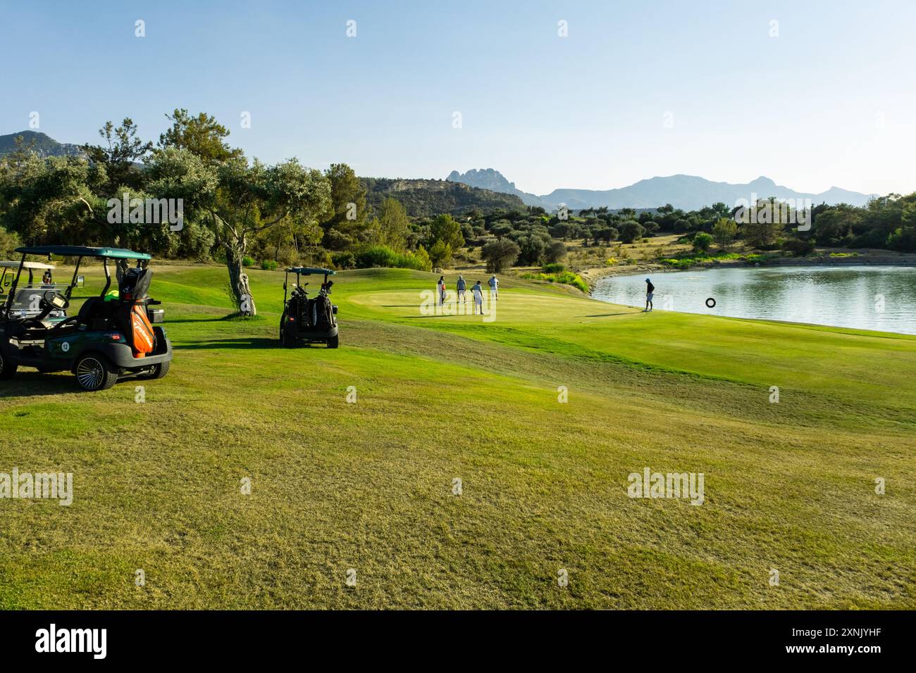 Kyrenia ,Cipro / 07.15.2024 : golfisti che praticano lo swing a Kyrenia Cyprus Foto Stock