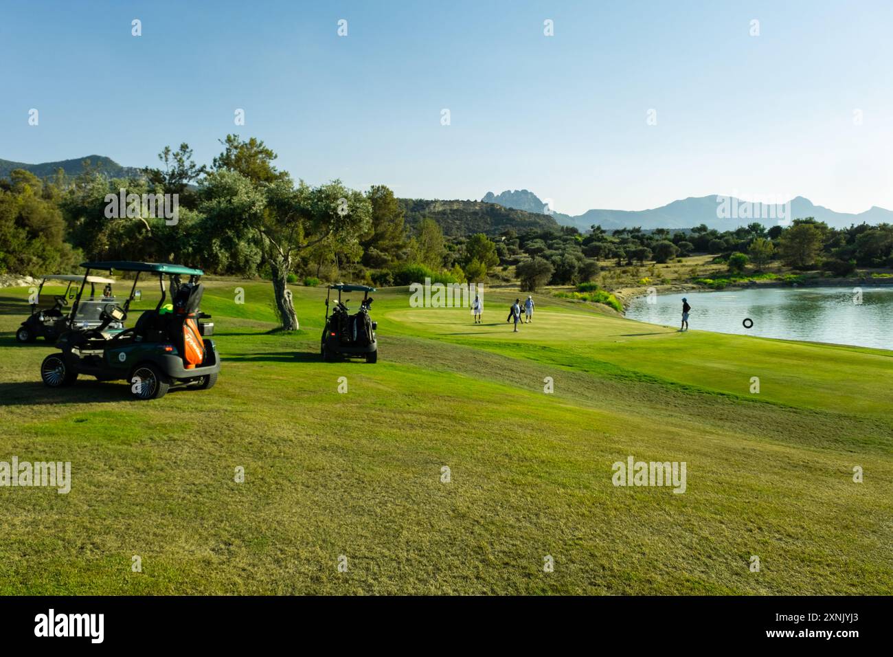 Kyrenia ,Cipro / 07.15.2024 : golfisti che praticano lo swing a Kyrenia Cyprus Foto Stock