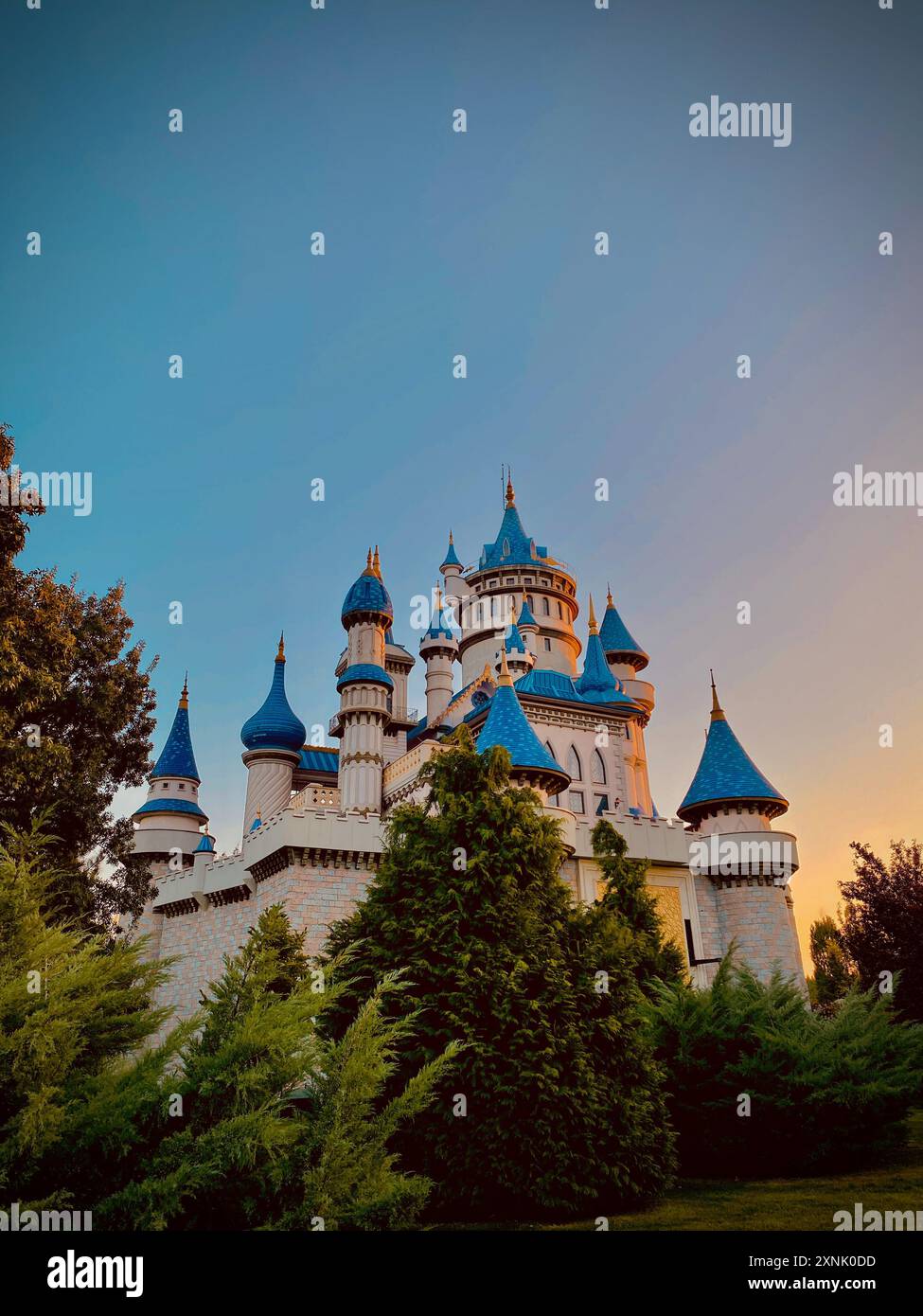 9 settembre 2023 parco Eskisehir Turkey Sazova con la scultura Yilmaz Buyukersen e il castello dei racconti Foto Stock