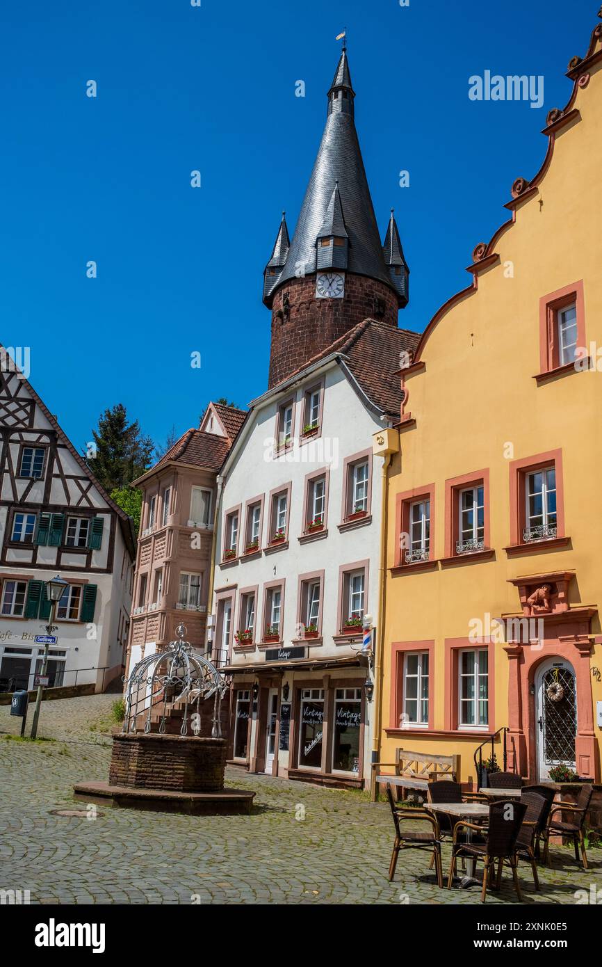 Piazza del municipio a Ottweiler, sullo sfondo la vecchia torre, in Germania. Foto Stock