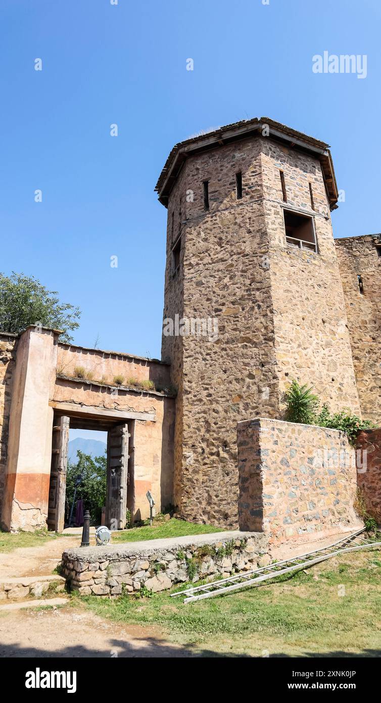 Vista dell'ingresso del forte di Hari Parbat, la prima fortificazione fatta dall'imperatore Moghul Akbar nel 1590, Srinagar, Jammu e Kashmir, India. Foto Stock