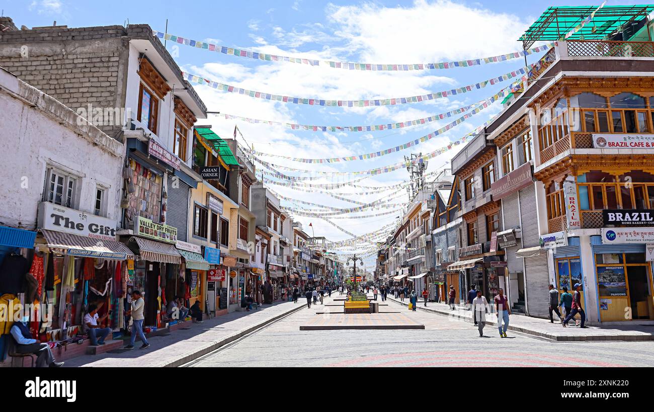 La Empty Mall Road di Leh a mezzogiorno, Leh, Ladakh, India. Foto Stock