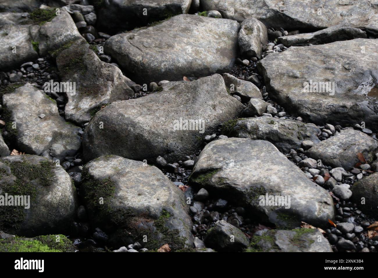 Grandi pietre sul lato del fiume Foto Stock
