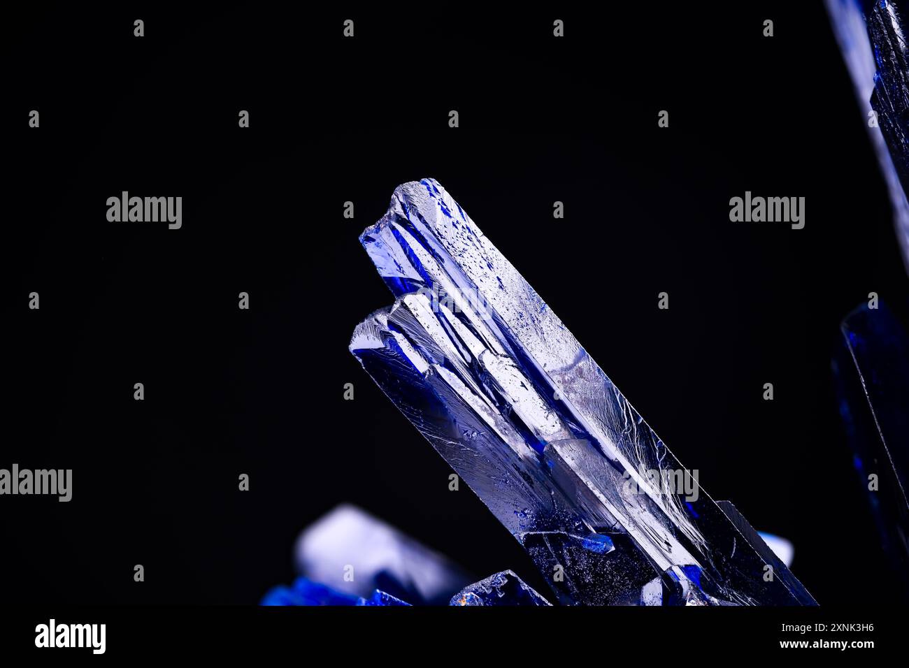 Dettagli di un azurita. Un esemplare della fotografia del Marocco isolato su sfondo nero. dettagli macro primi piani in cristallo minerale semi-prezioso non lucidato Foto Stock