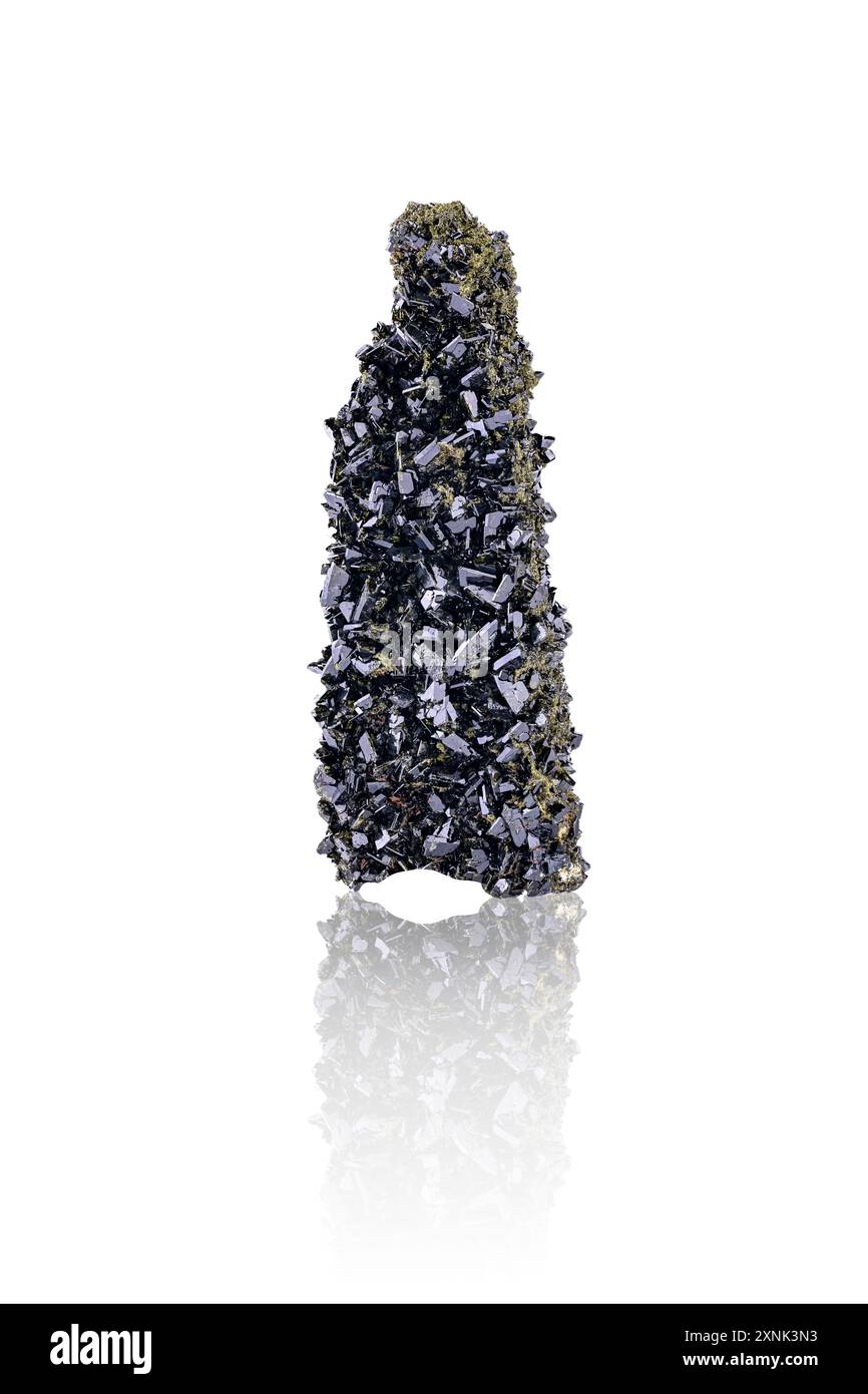 Ammasso epidoto verde scuro, campione proveniente dalla Turchia. fotografia isolata su un terreno nero bianco. sfondo dettaglio macro. unpoli di cristallo minerale in primo piano Foto Stock