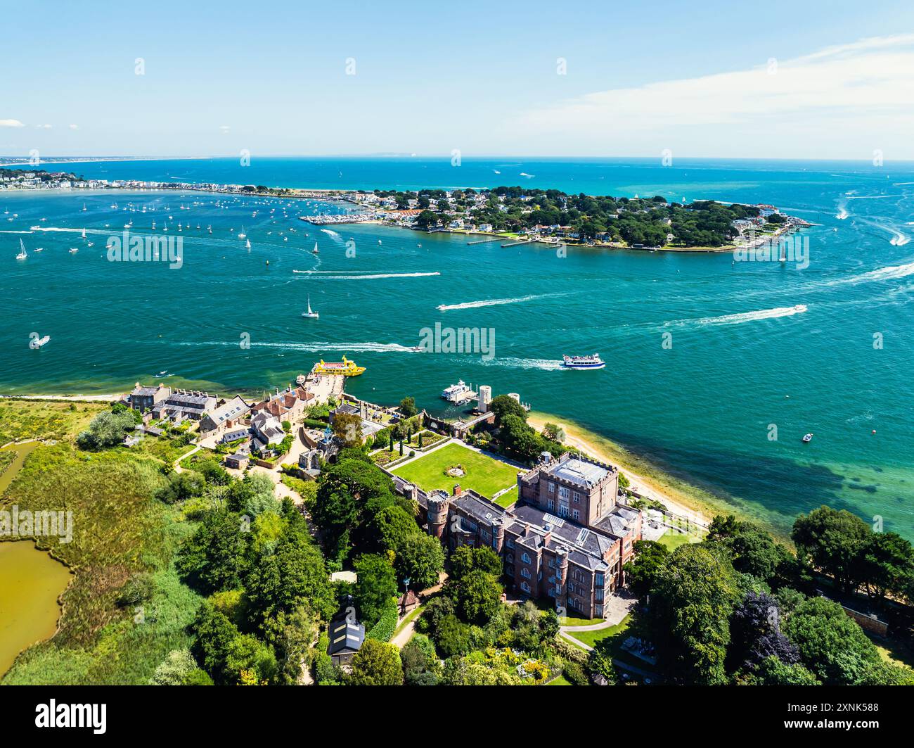 Brownsea Castle sull'isola Brownsea da un drone, Poole, Dorset, Inghilterra Foto Stock