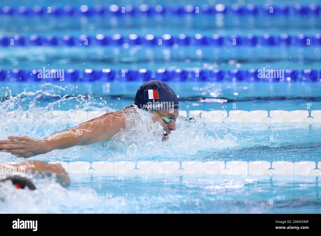 Parigi, Francia. 31 luglio 2024. Parigi, Francia. 31 luglio 2024. Il francese Leon Marchand confina con l'ungherese Kristof Milak per vincere la medaglia d'oro nella finale maschile delle farfalle dei 200 metri. Nella Paris la Defense Arena durante il quinto giorno dei Giochi Olimpici di Parigi 2024, Parigi, Francia crediti: Adam Stoltman/Alamy Live News Foto Stock