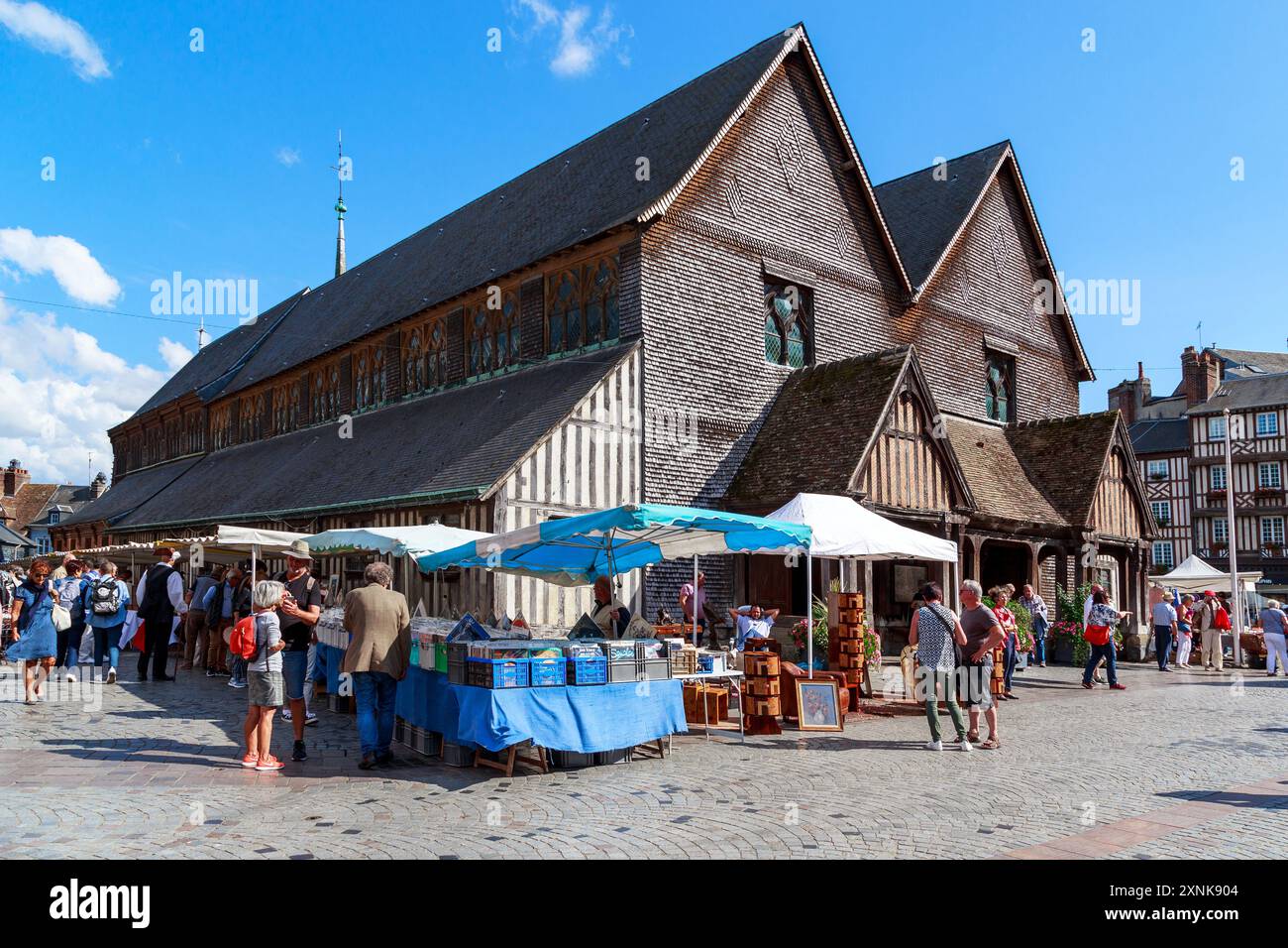 HONFLEUR, FRANCIA - 1 SETTEMBRE 2019: Questa è Piazza di Santa Caterina con un mercato delle pulci domenicale e una chiesa medievale a due navate di San Caterina, unica nel suo genere Foto Stock