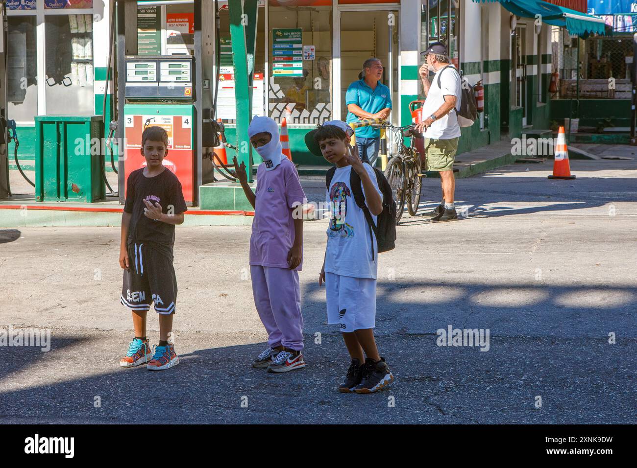 Tre bambini cubani in una strada cittadina Foto Stock