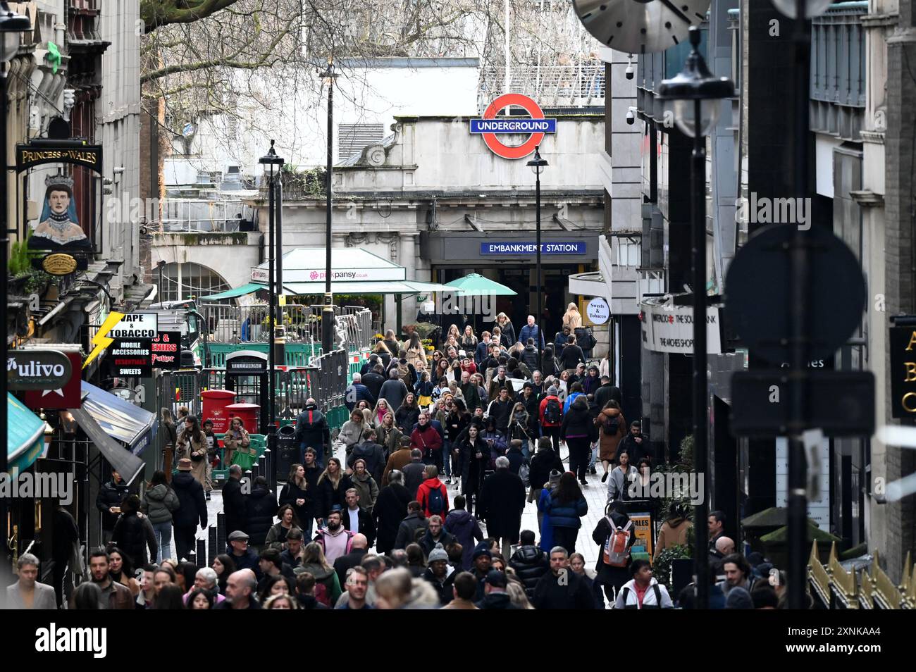 Villiers Street a Londra è sempre affollata, con persone che si spostano tra Embankment Station, Charing Cross e Victoria Embankment Gardens Foto Stock