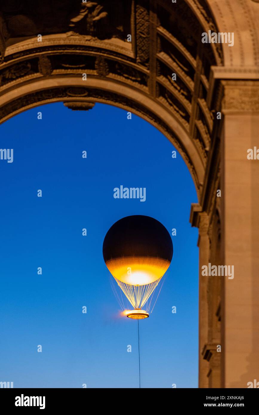 Il calderone olimpico sorge ogni sera dopo il tramonto in una mongolfiera gigante sui Jardins des Tuileries. Parigi, Francia, 28 luglio 2024 Foto Stock