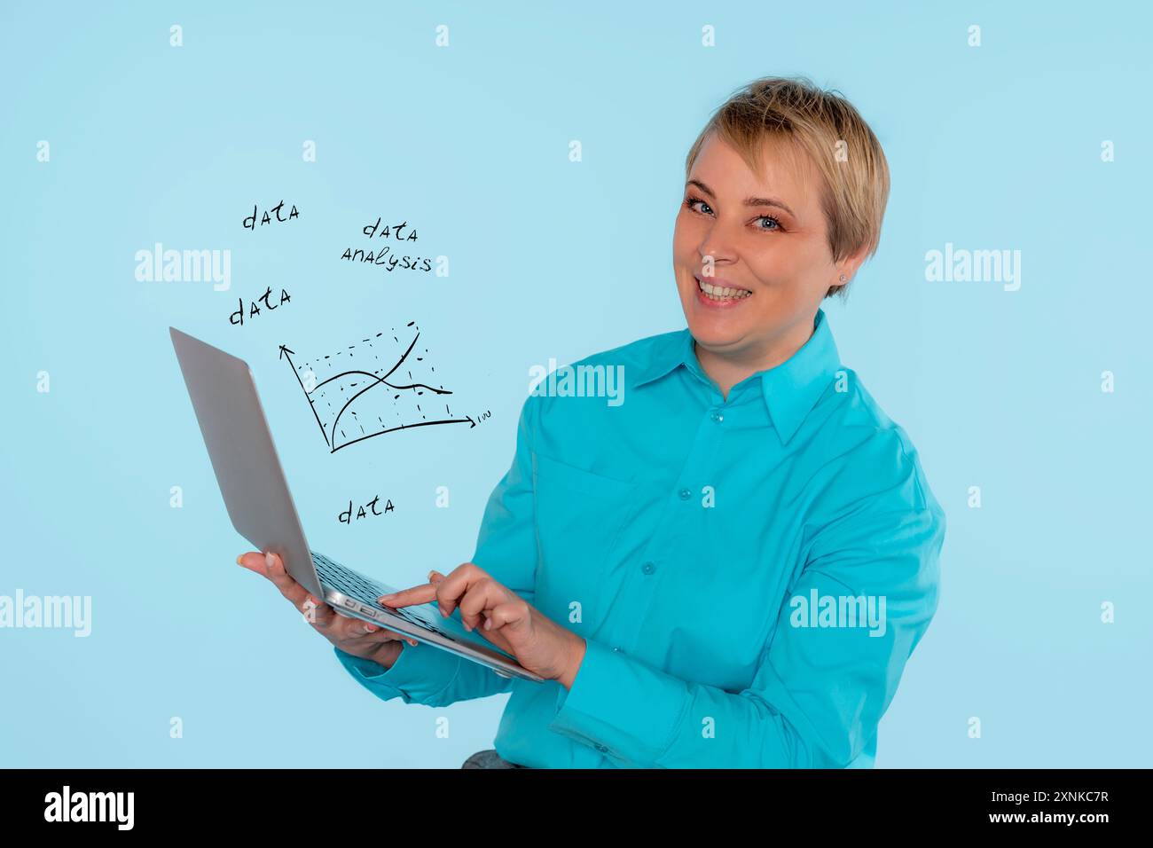 Donna sorridente con una camicia blu che utilizza un notebook, computer pc su sfondo blu con spazio per le copie. Lavoro, studio, formazione virtuale, e-learning, guardare Foto Stock