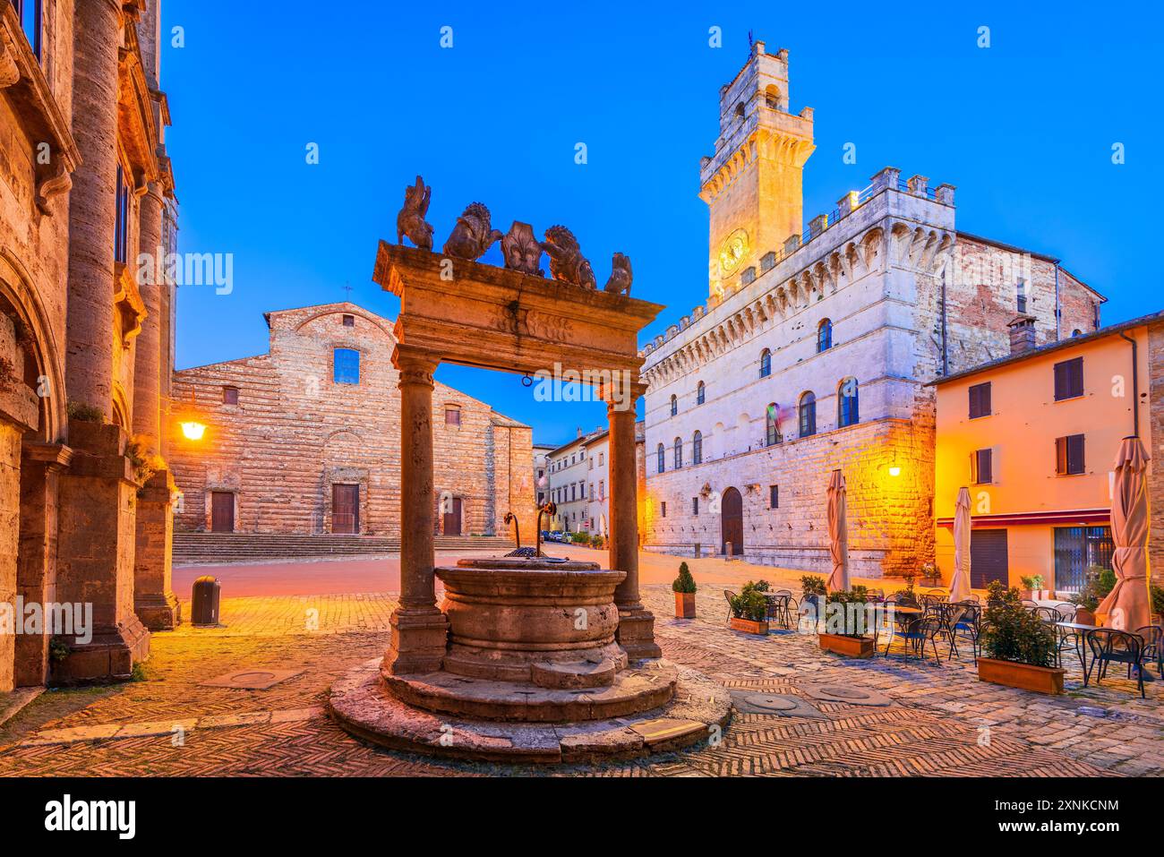 Montepulciano, Toscana. Splendida vista sulla città di Piazza grande con il Municipio, città storica d'Italia. Foto Stock
