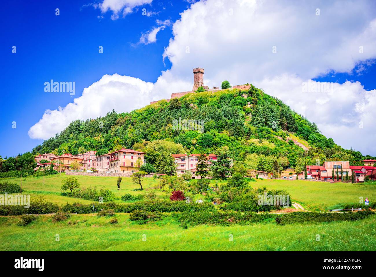 Radicofani, Italia. Comune in provincia di Siena con splendida fortezza medievale con ampie vedute sulla campagna toscana. Foto Stock