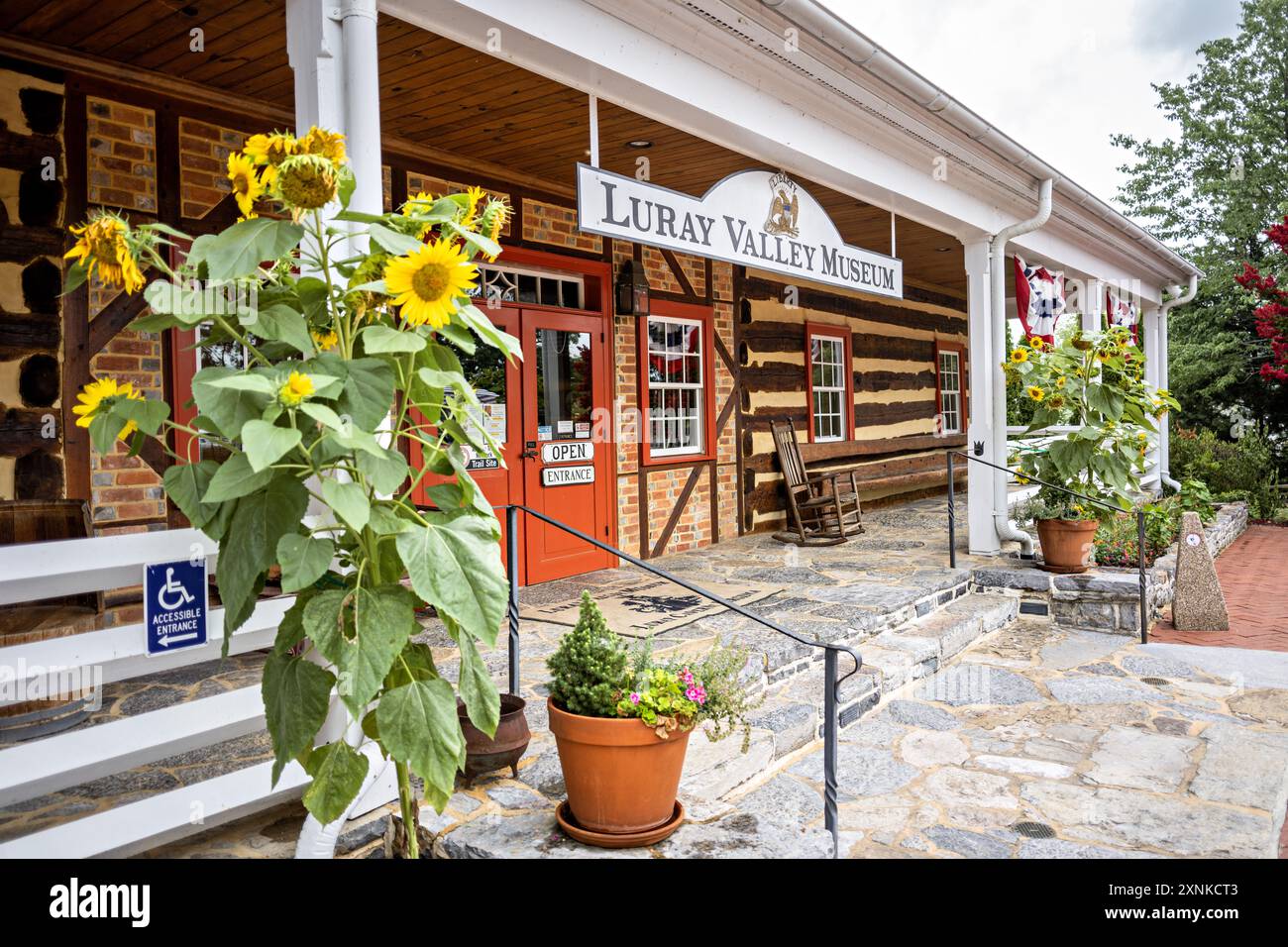 Luray Valley Museum ingresso principale Luray Virginia // LURAY, Virginia, Stati Uniti - l'ingresso principale del Luray Valley Museum accoglie i visitatori per esplorare il patrimonio culturale della Shenandoah Valley. Situato a Luray, Virginia, questo museo espone mostre e manufatti che illustrano la ricca storia della regione, dalla preistoria fino al 1920s.ingresso principale del Luray Valley Museum a Luray, Virginia Foto Stock