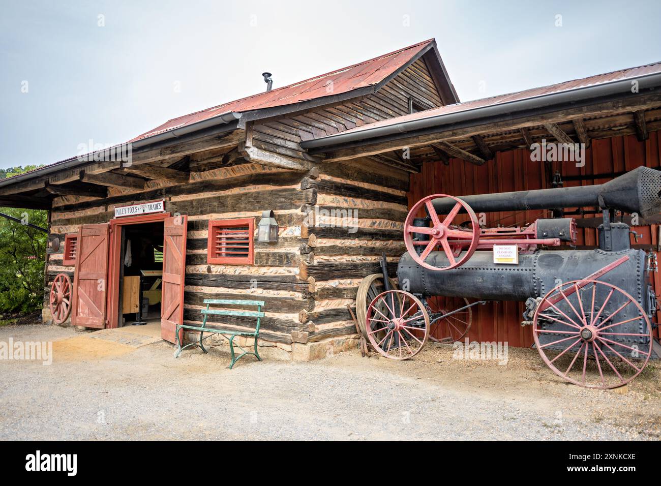 Shenandoah Heritage Village Valley Tools and Trades Shop Luray Virginia // LURAY, Virginia, Stati Uniti - il Valley Tools and Trades Shop presso lo Shenandoah Heritage Village espone attrezzi e attrezzi tradizionali utilizzati nell'artigianato e nelle industrie della Shenandoah Valley del XIX secolo. Situata a Luray, Virginia, questa mostra offre ai visitatori uno sguardo sulla storia dell'artigianato e del patrimonio industriale della regione. Il negozio offre una vasta gamma di autentici strumenti e attrezzature d'epoca utilizzati da commercianti e artigiani locali. Foto Stock