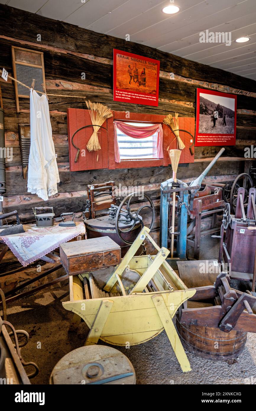 Shenandoah Heritage Village Valley Tools and Trades Shop Luray Virginia // LURAY, Virginia, Stati Uniti - il Valley Tools and Trades Shop presso lo Shenandoah Heritage Village espone attrezzi e attrezzi tradizionali utilizzati nell'artigianato e nelle industrie della Shenandoah Valley del XIX secolo. Situata a Luray, Virginia, questa mostra offre ai visitatori uno sguardo sulla storia dell'artigianato e del patrimonio industriale della regione. Il negozio offre una vasta gamma di autentici strumenti e attrezzature d'epoca utilizzati da commercianti e artigiani locali. Foto Stock