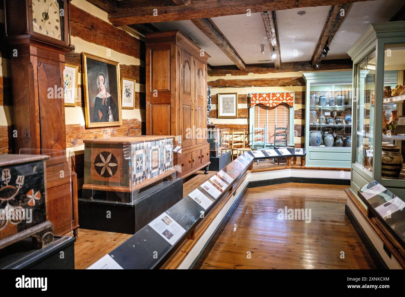 Il Luray Valley Museum espone Luray Virginia // LURAY, Virginia, Stati Uniti; le mostre al Luray Valley Museum mostrano manufatti e mostre storiche che illustrano il ricco patrimonio culturale della Shenandoah Valley. Il museo, situato nella valle di Shenandoah vicino alle grotte di Luray, presenta una collezione di edifici restaurati del XIX secolo e oggetti storici locali. I visitatori possono esplorare le mostre che descrivono in dettaglio l'insediamento, lo sviluppo agricolo e la storia della guerra civile. Foto Stock