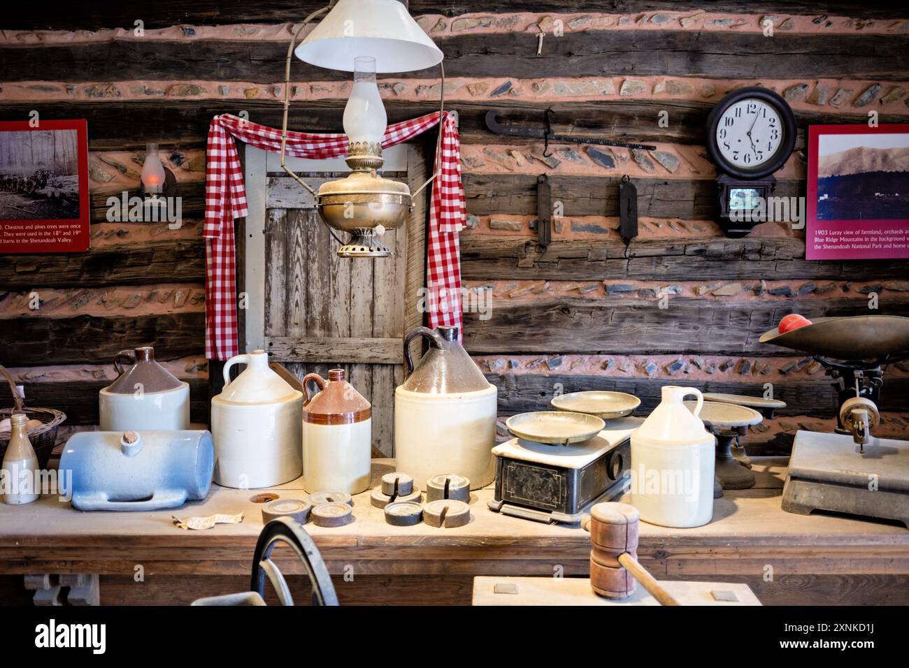 Valley Tools and Trades Shop Tools Luray Virginia // LURAY, Virginia, Stati Uniti - il Valley Tools and Trades Shop presso lo Shenandoah Heritage Village espone gli attrezzi e gli attrezzi tradizionali utilizzati nell'artigianato e nelle industrie della Shenandoah Valley del XIX secolo. Situata a Luray, Virginia, questa mostra offre ai visitatori uno sguardo sulla storia dell'artigianato e del patrimonio industriale della regione. Il negozio offre una vasta gamma di autentici strumenti e attrezzature d'epoca utilizzati da commercianti e artigiani locali. Foto Stock