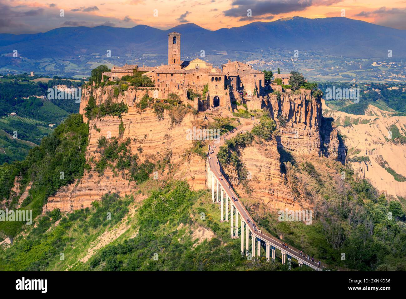 Bagnoregio, Italia. Crepuscolo su Civita di Bagnoregio, città collinare fondata dagli Etruschi in Valle dei Calanchi, provincia di Viterbo, regione Lazio. Foto Stock